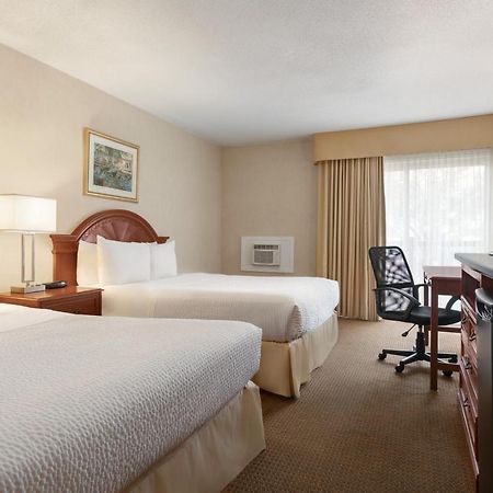 Days Inn By Wyndham London Bagian luar foto