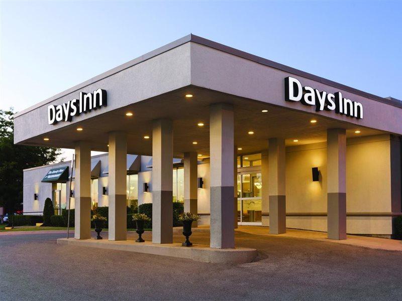 Days Inn By Wyndham London Bagian luar foto