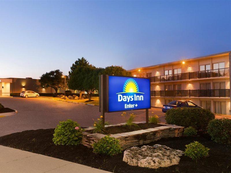 Days Inn By Wyndham London Bagian luar foto