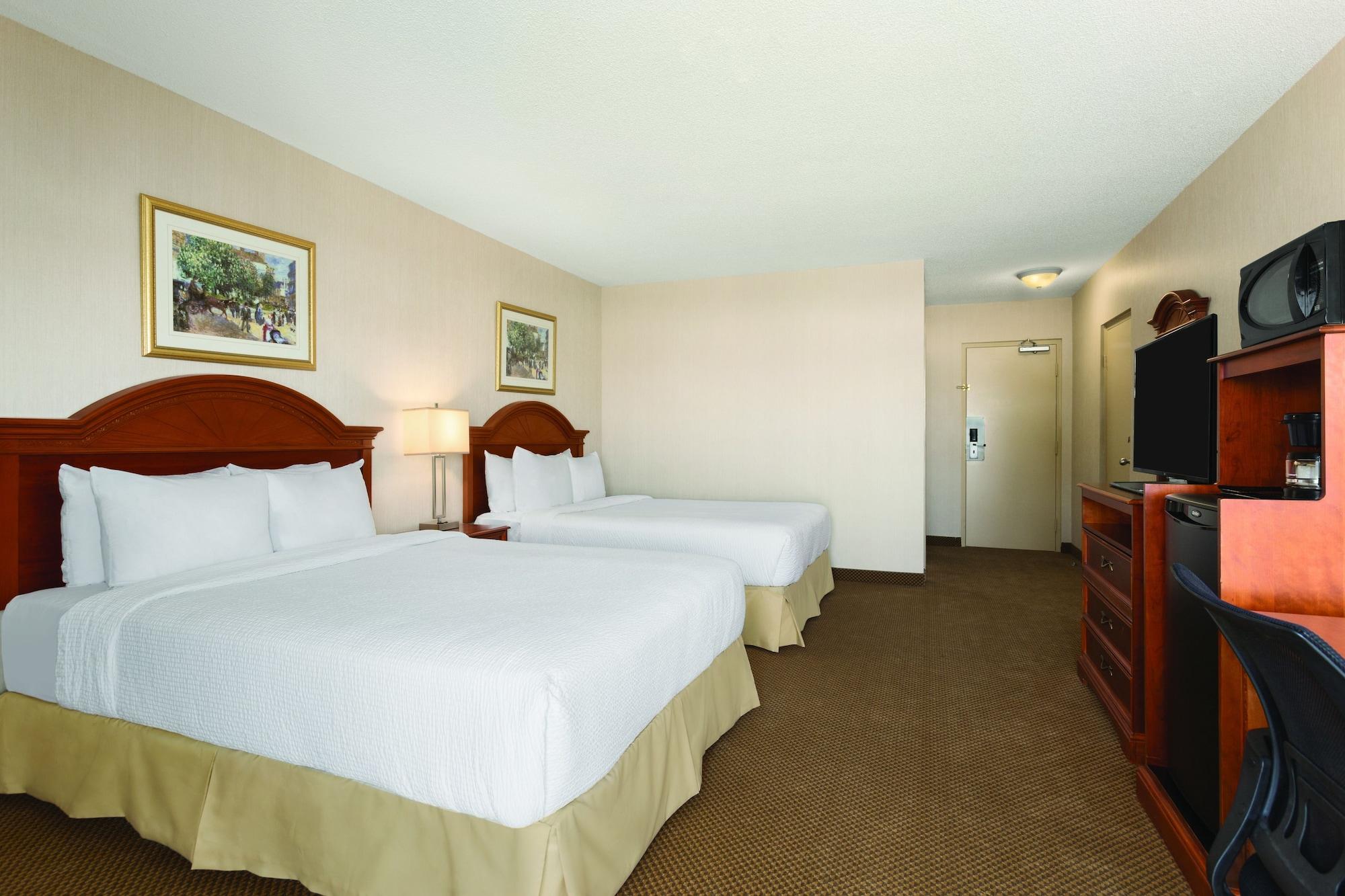 Days Inn By Wyndham London Bagian luar foto
