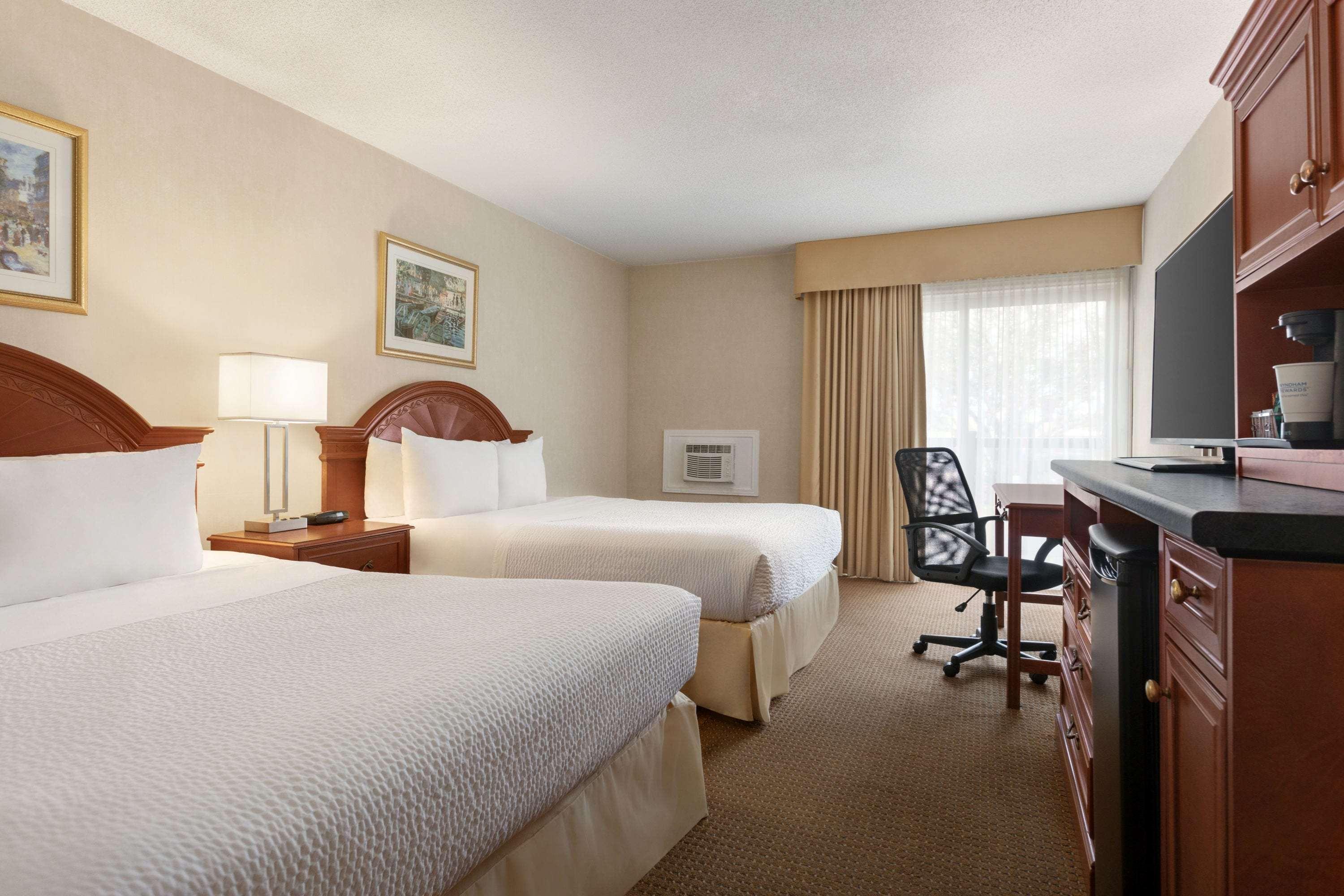 Days Inn By Wyndham London Bagian luar foto
