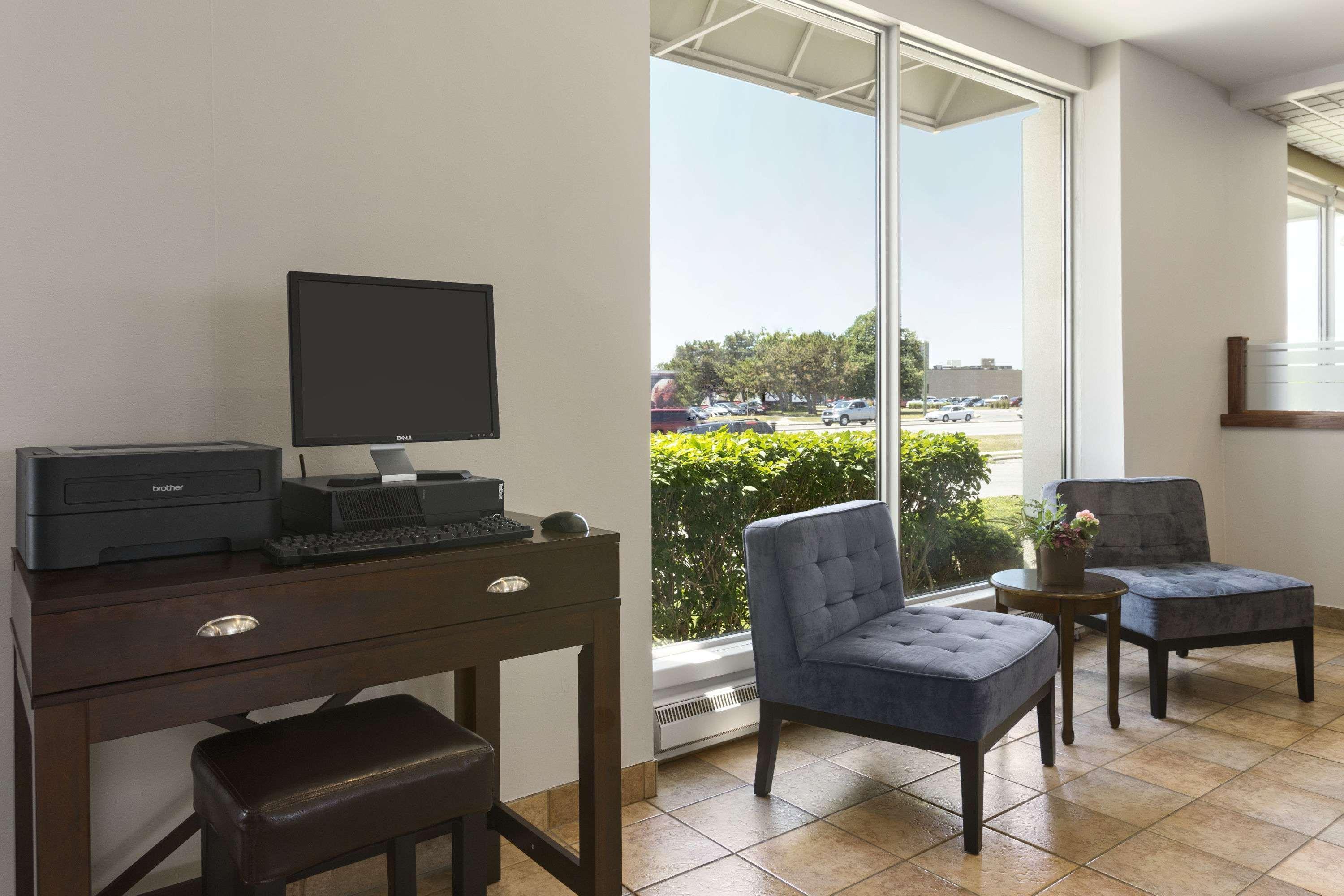Days Inn By Wyndham London Bagian luar foto