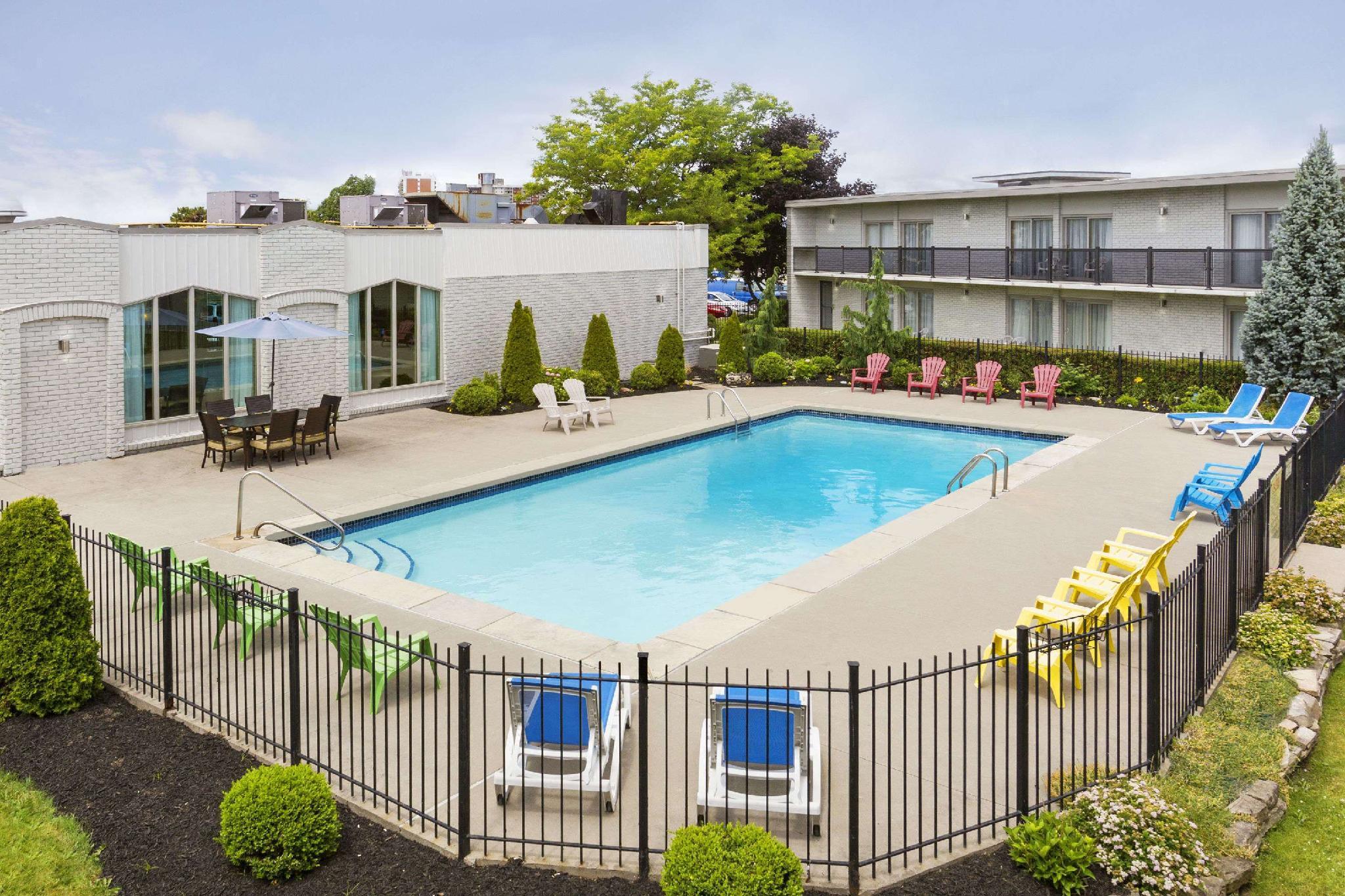 Days Inn By Wyndham London Bagian luar foto