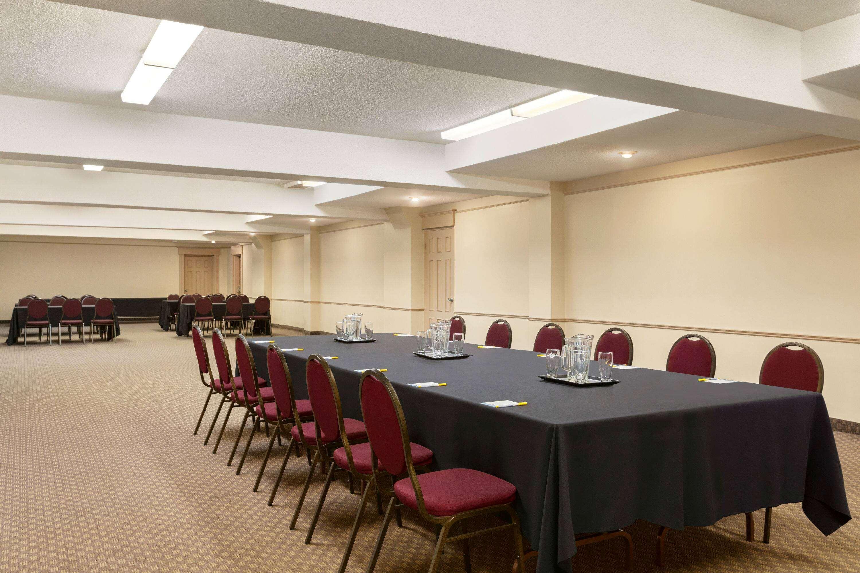 Days Inn By Wyndham London Bagian luar foto