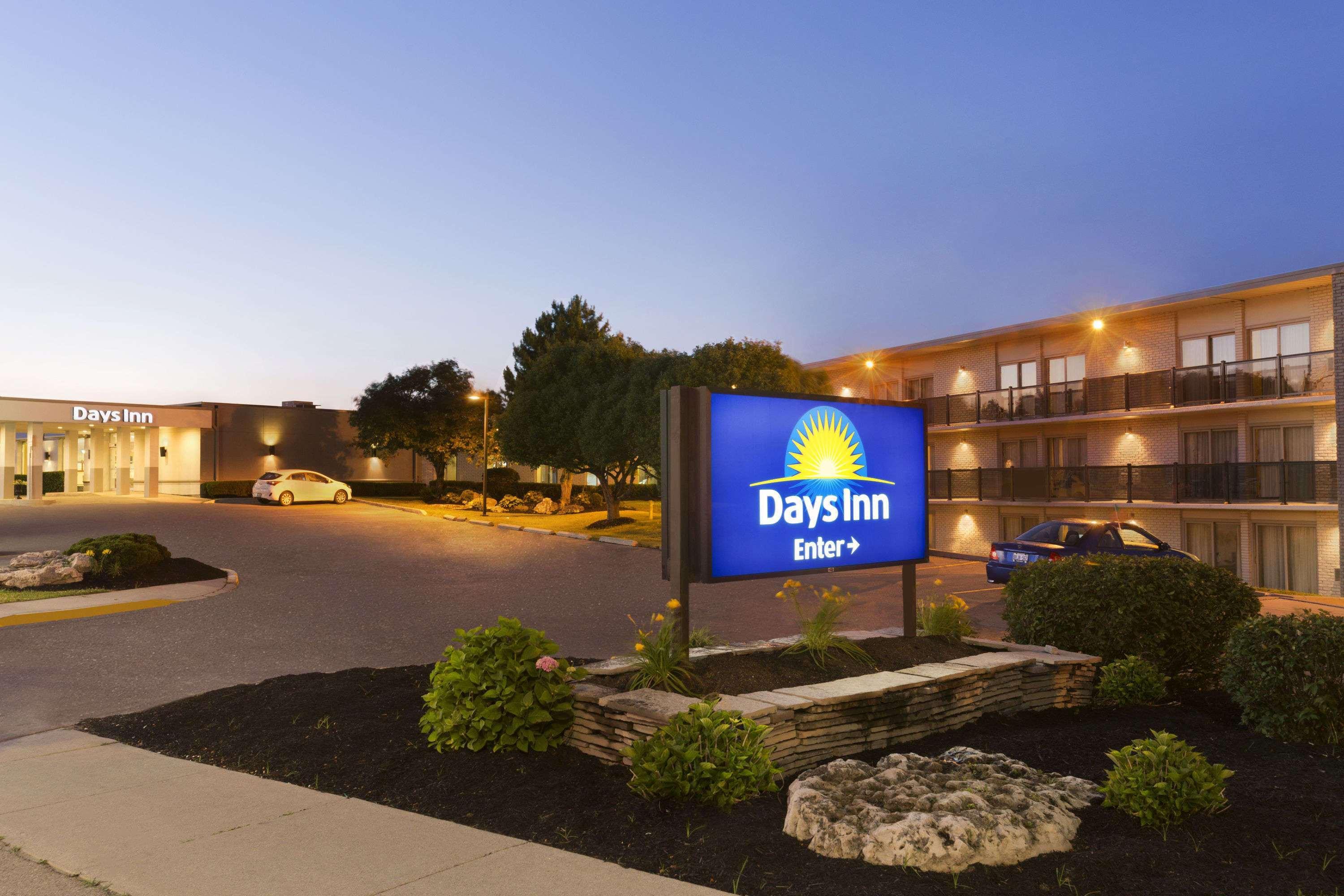 Days Inn By Wyndham London Bagian luar foto