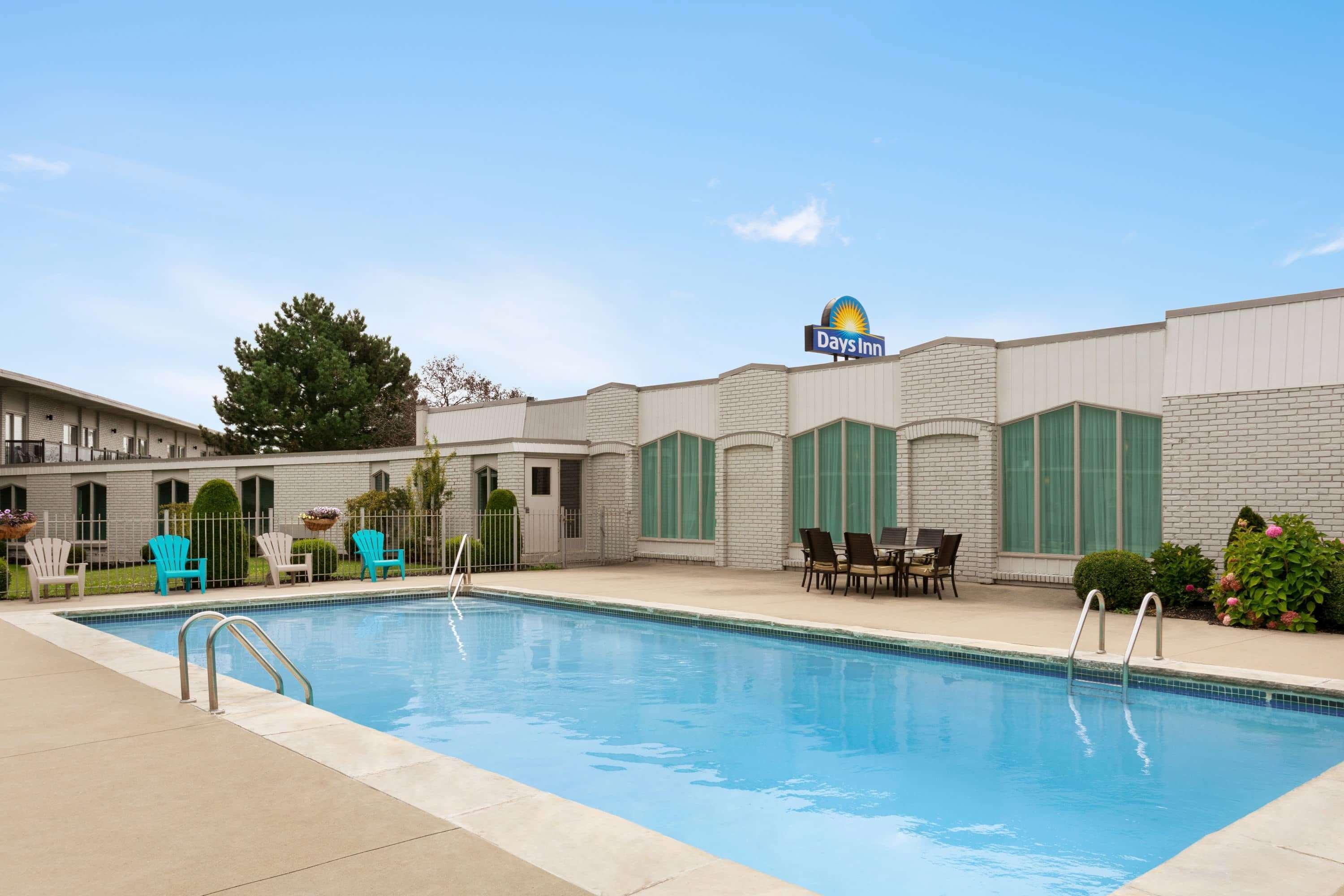 Days Inn By Wyndham London Bagian luar foto