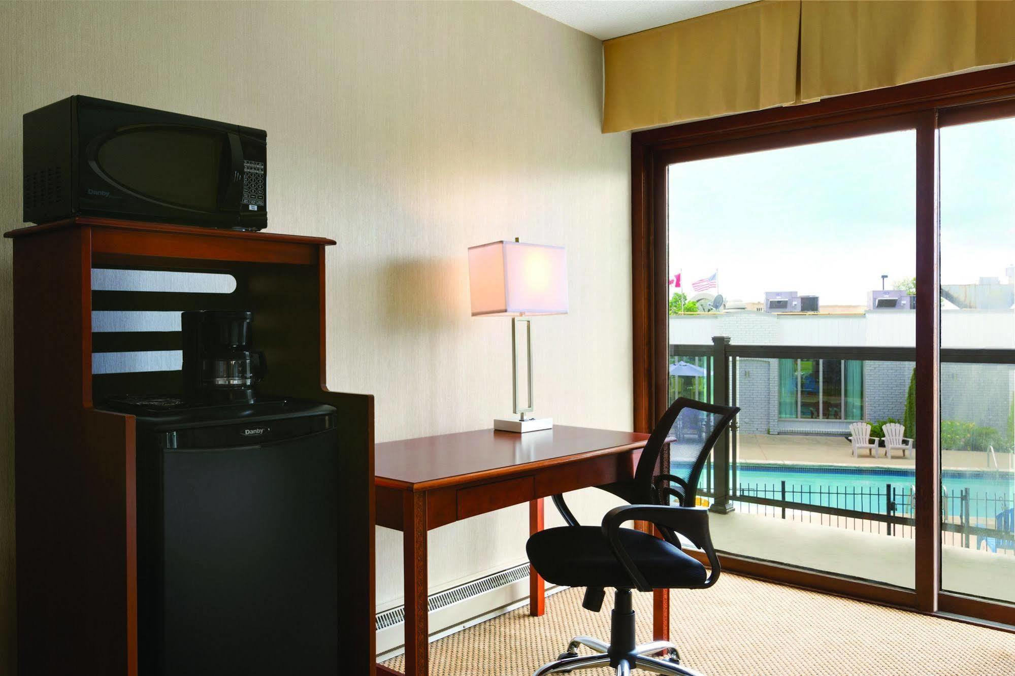 Days Inn By Wyndham London Bagian luar foto