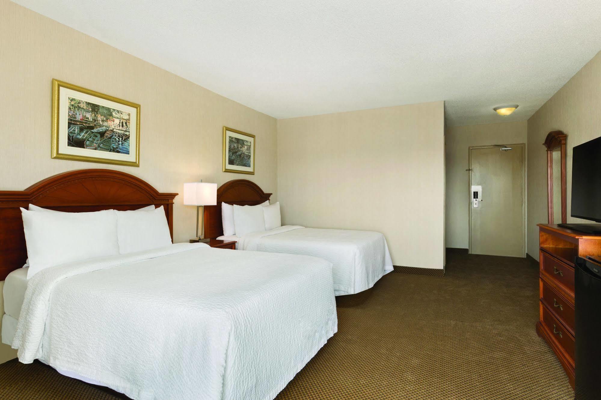 Days Inn By Wyndham London Bagian luar foto